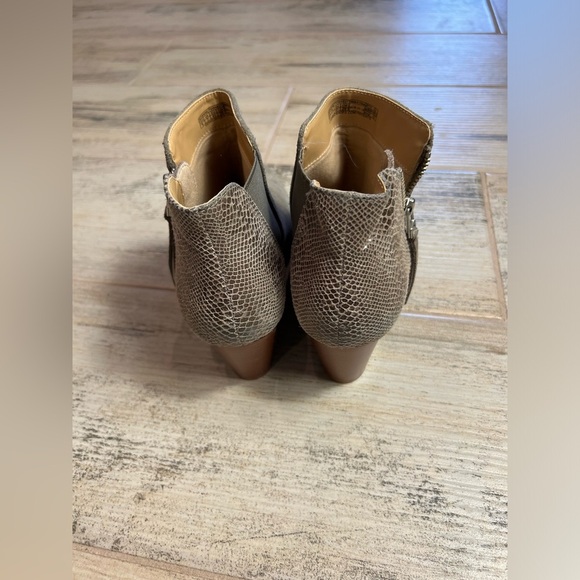 Vionic Anne Heeled Booties Size 9 - Picture 2 of 5